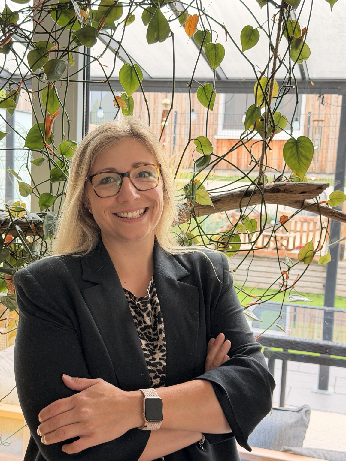 Sabrina blickt lächelnd direkt in die Kamera