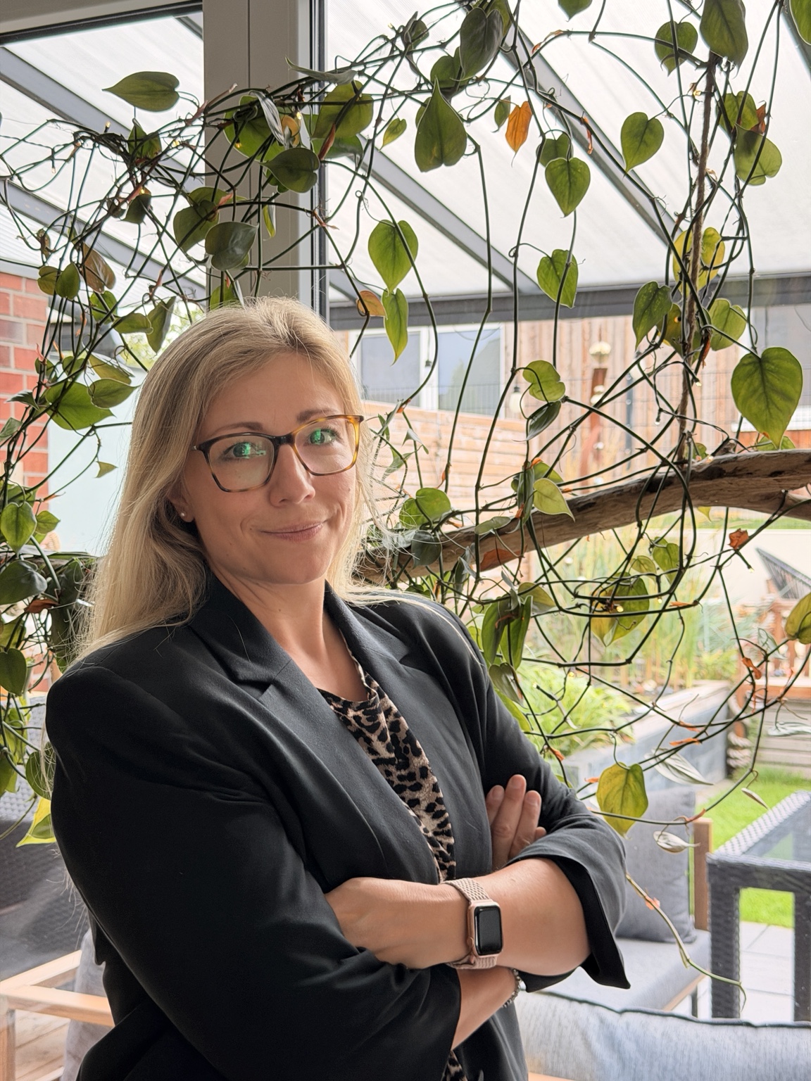 Sabrina blickt freundlich direkt in die Kamera